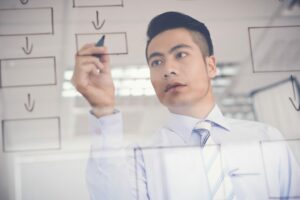 homem fazendo mapeamento de processos